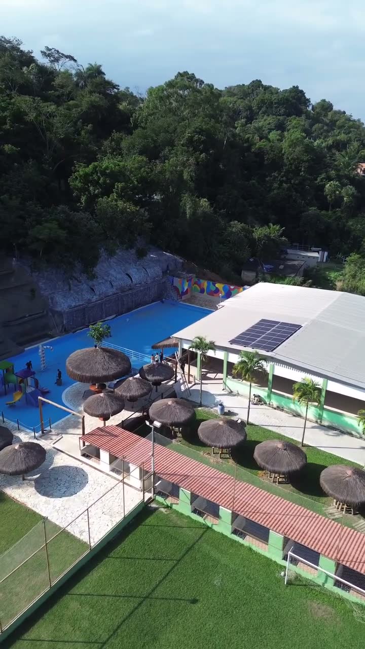 Piscina, quiosques e restaurante